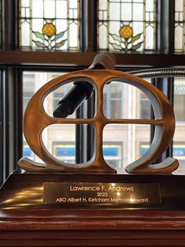 Церемония награждения Лоуренса Эндрюса высшей наградой Американского Совета Ортодонтии (ABO), Чикаго, США